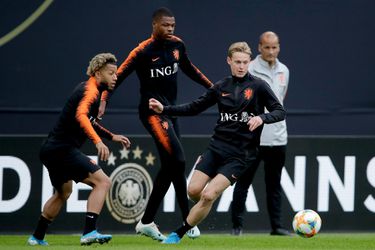 Medespeler Vilhena door het dolle heen met shirt van Frenkie de Jong