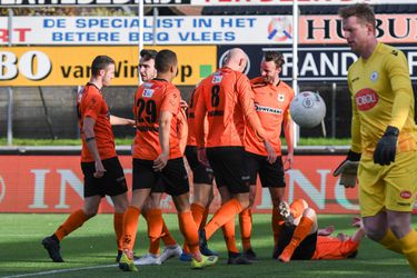 Boze vv Katwijk(!)-fans wachten spelersbus op