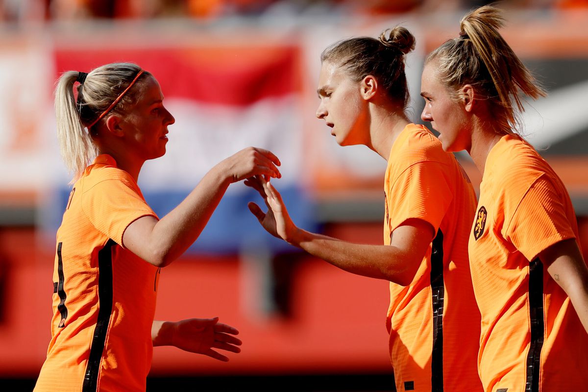 Vivianne Miedema geeft Oranje Leeuwinnen moed in uitzwaaiwedstrijd tegen Finland