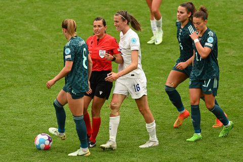 😂 | BBC-commentator zegt sorry voor scheldende Scott in EK-finale: 'Duidelijke taal'