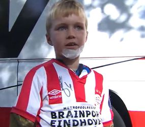 🎥​ | Jonge fan denkt dat PSV dik gaat winnen van Heerenveen, maar heeft wel extra shirtje mee