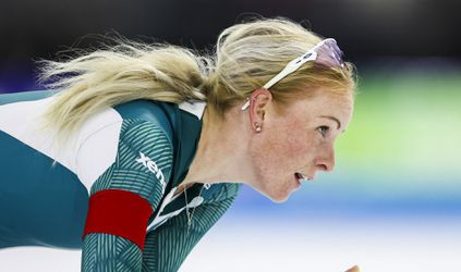 Marijke Groenewoud wint 1.500 meter bij WCK, Irene Schouten zakt door ijs