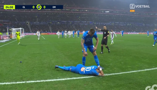 🎥 | Franse kraker gestaakt! Marseille-speler Payet krijgt flesje water VOL tegen het hoofd gegooid