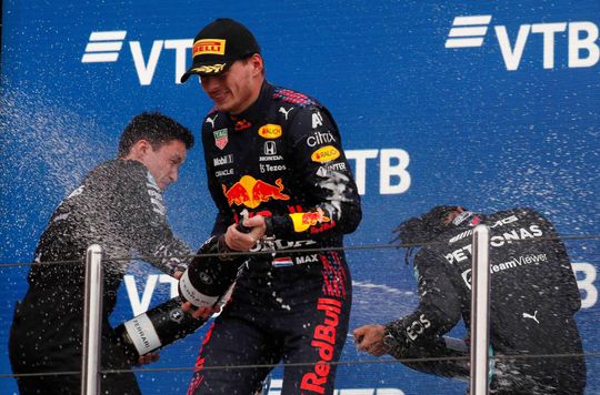 Red Bull feliciteert jarige Max Verstappen in het Nederlands