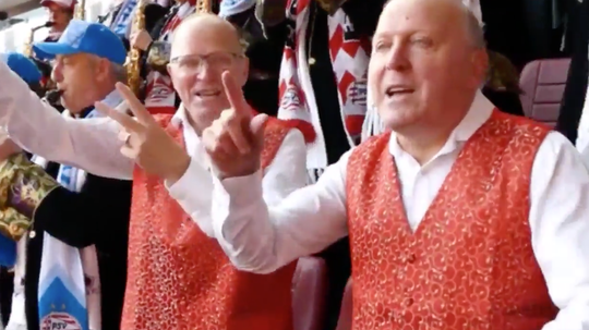 Legendarische PSV-tweeling brengt hilarische carnavalskraker uit (video)