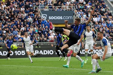 🎥 | De schouder van Robin Gosens ging uit de kom na deze acrobatische goal