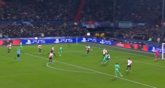🎥 | Atletico verdubbelt voorsprong tegen Feyenoord dankzij deze prachtige 'halve omhaal'