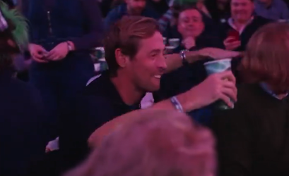 🎥😂 | Peter Crouch trekt enorm veel adtjes en doet de robot in Ally Pally bij WK darts