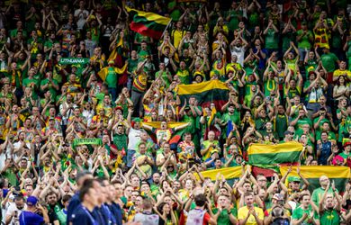 Spelers Litouwen moedigen fans aan om anti-Poetin-liedjes te zingen en betalen boetes