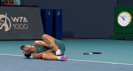 🎥🤯 | AUW! Pijnlijke beelden: toptennisster scheurt hier haar enkelbanden af