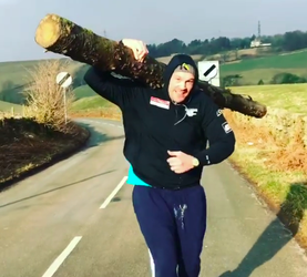 Tyson Fury aapt Rocky Balboa na: trainen in de vrieskou met boomstam op de rug (video)