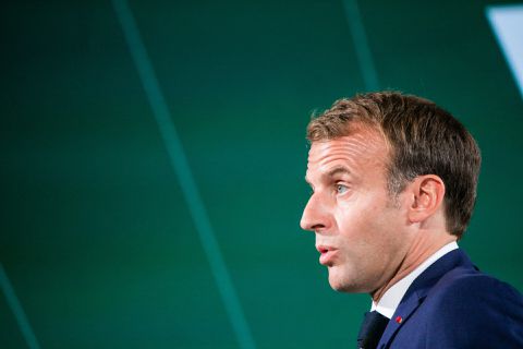 Franse president Macron voetbalt mee in benefietwedstrijd: 'Kan 90 minuten spelen!'
