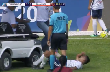 AU! Brancardkarretje rijdt over Braziliaanse jeugdspeler heen (video) 🚑