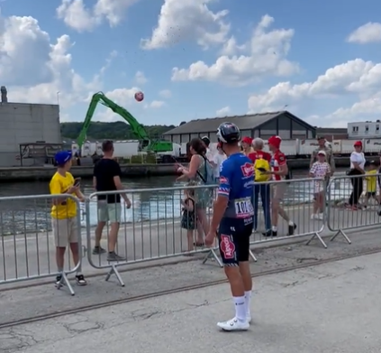 🎥​ | Mathieu van der Poel wil voetbalskills showen, maar trapt bal in het water