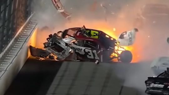 🎥 | Nascar-coureur stapt wonderbaarlijk genoeg zonder verwondingen uit z'n auto na deze crash