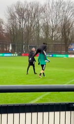 😂🎥 | Megablije Tyrell Malacia springt voor training OVER teamgenoot heen