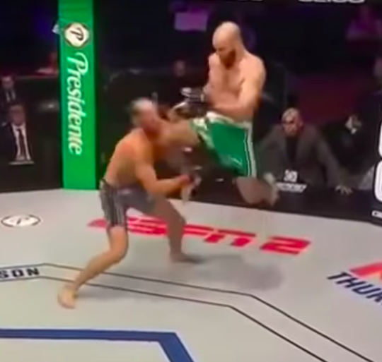 Slaap kindje slaap! Russische MMA-vechter schopt tegenstander al na 10 seconden KO (video)