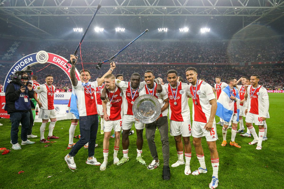 Waardevolste clubs ter wereld: Ajax stijgt naar plek 19, koploper verandert niet