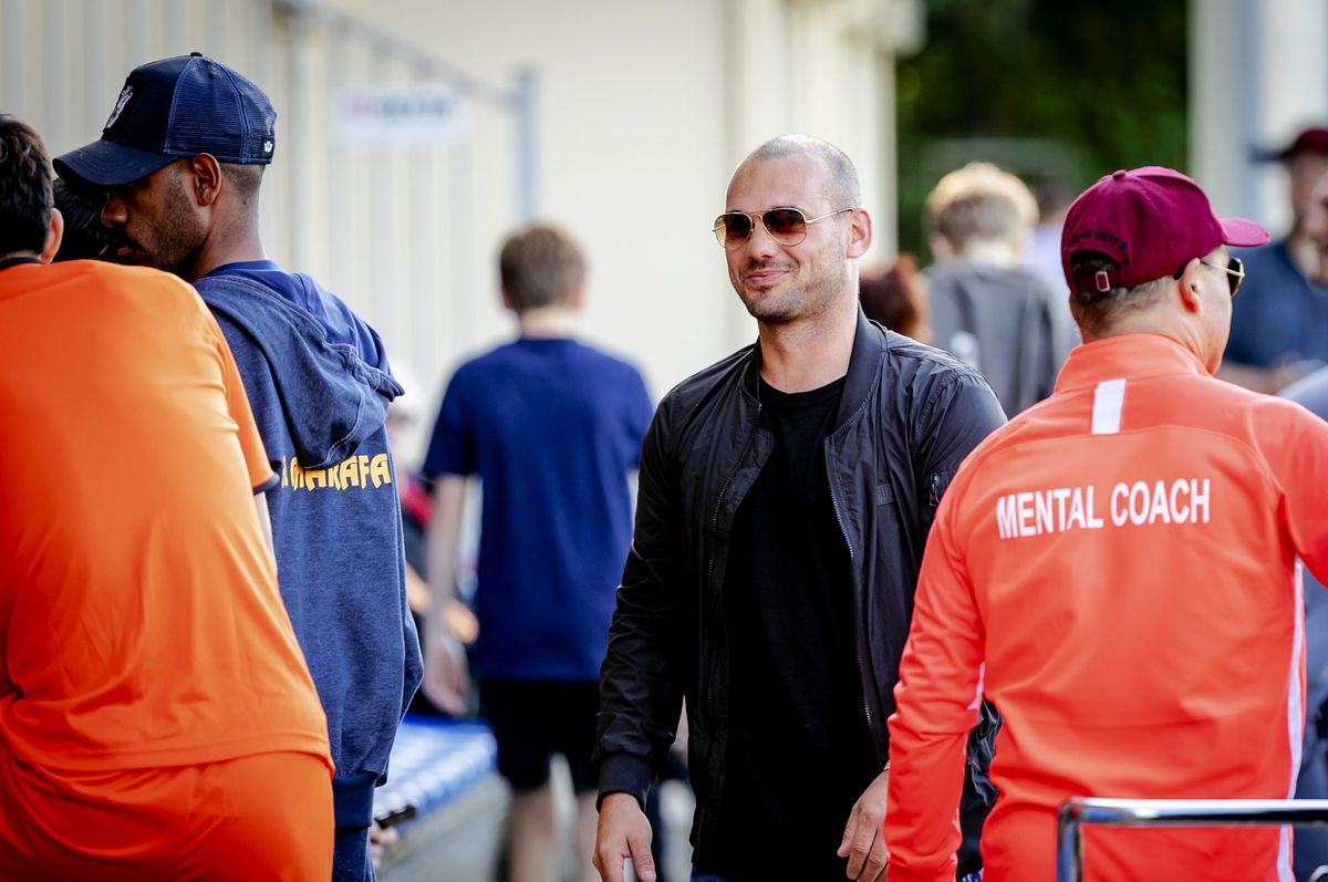 Wesley Sneijder ontvangt dikke schorsing als assistent-trainer na flinke tirade tegen scheids