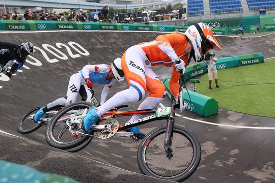 BMX: Merel Smulders naar finale, zus Laura in tranen na zware val