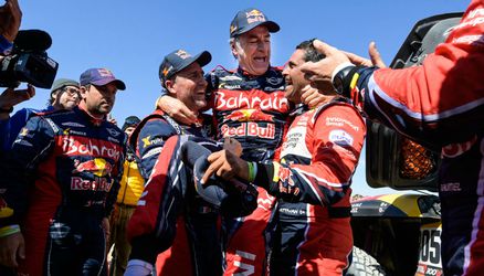 Carlos Sainz jr. apetrots op vader na Dakar-winst: 'Een legende!'