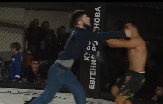 🎥😳 | BIZAR: vriend van vechter stormt de ring in en belaagt tegenstander na zieke KO