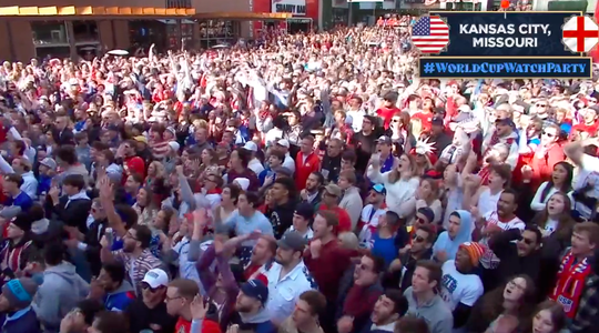 😱 | Football vs Soccer: check! Amerikanen worden 'crazy' na poging Pulisic op de lat