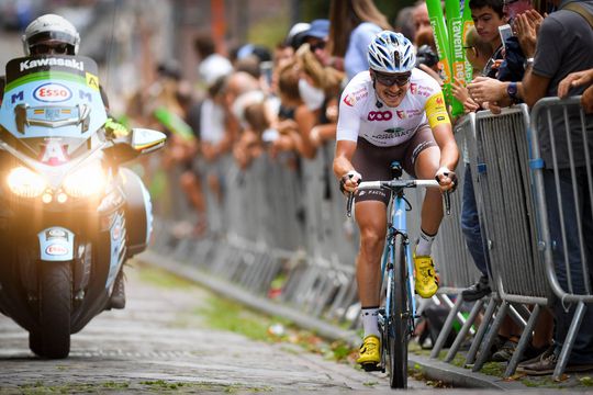 Alexis Gougeard wint in Sarthe, Oscar Riesebeek verliest sprint om tweede plek (video's)