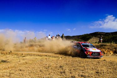 Rally-coureurs staan voor dicht hek op parcours (video)