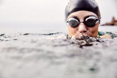 Complete CHAOS bij EK openwaterzwemmen in woeste zee: 'De leiding is het kwijt'