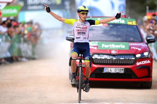 🎥 | Louis Meintjes wint loodzware Vuelta-etappe, Remco Evenepoel maakt concurrenten kapot