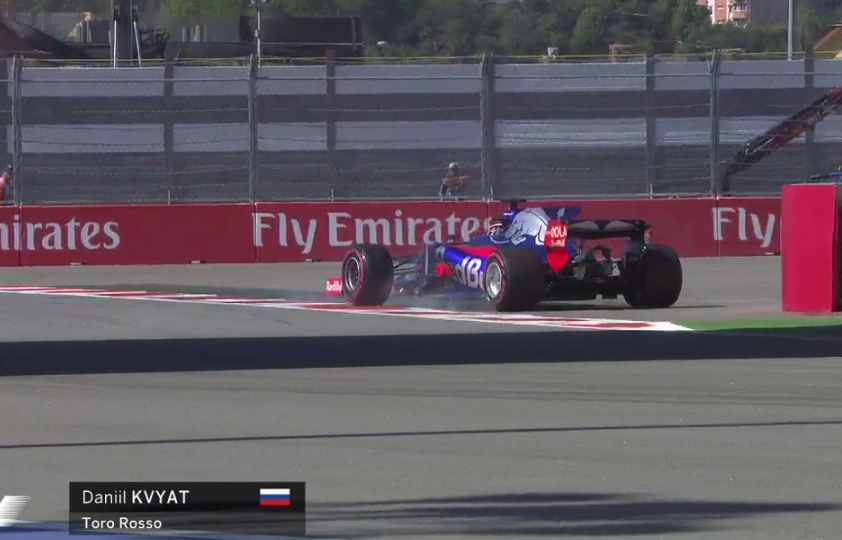Kvyat doet Vettel na en verliest de controle over de auto (video)