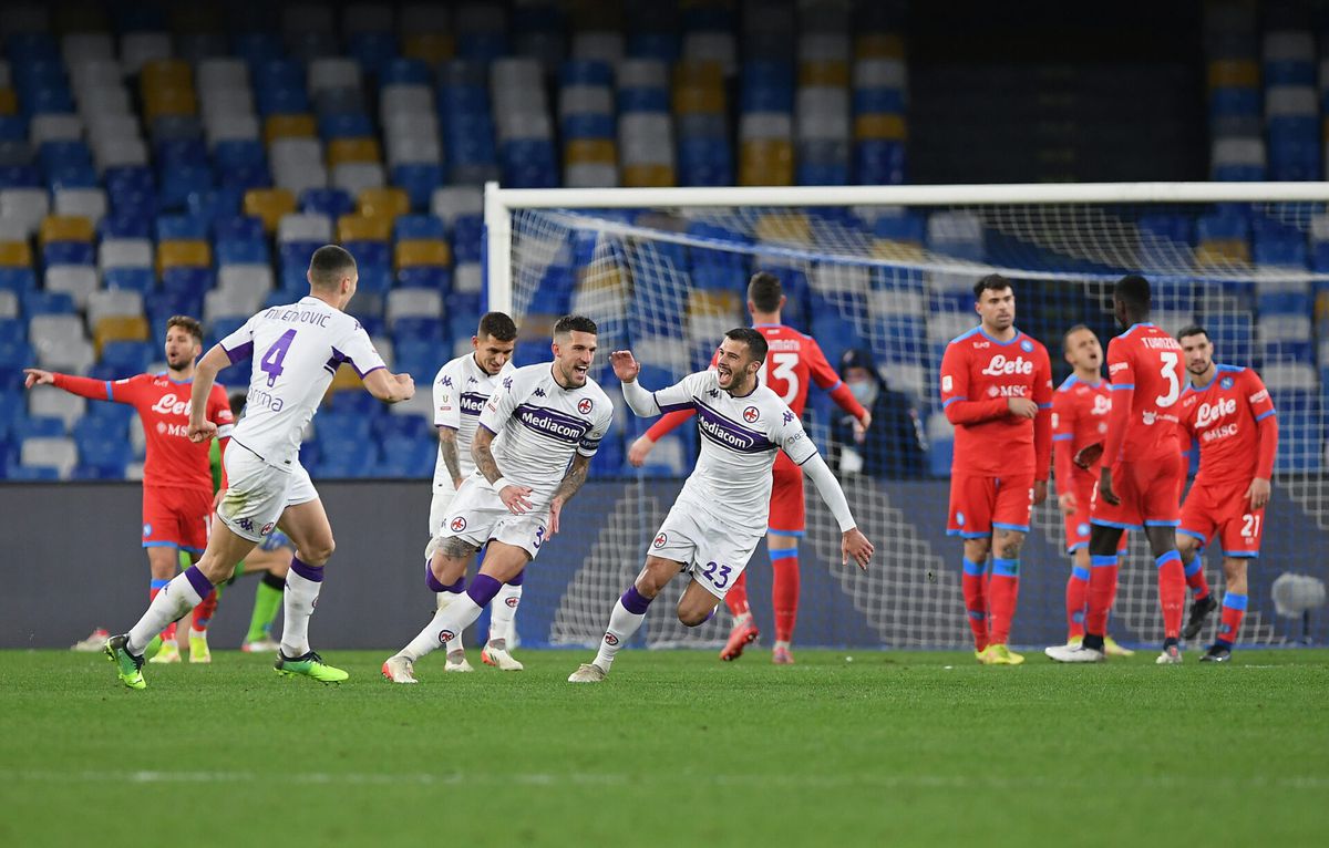 Napoli knokt zich met 9 tegen 10 van Fiorentina naar verlenging, maar krijgt dan 3 goals om de oren