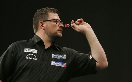 Wade geeft Dobey een lesje in darts op Grand Slam of Darts