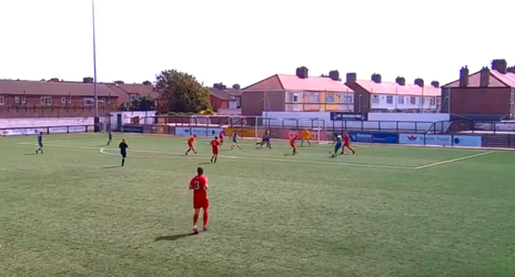 😍 | Semiprof maakt jongensdroom-goal: solo van eigen helft, 3 man het bos in en een rabona-finish