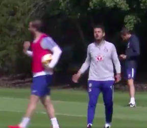 Gonzalo Higuain ruziet met Chelsea-staflid en peert bal weg uit frustratie (video)