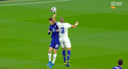 🎥 | Pepe knalt Havertz met lompe elleboog overhoop