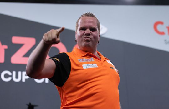 🎥 | Dirk van Duijvenbode herpakt zich net op tijd: Nederland naar halve finales World Cup of Darts
