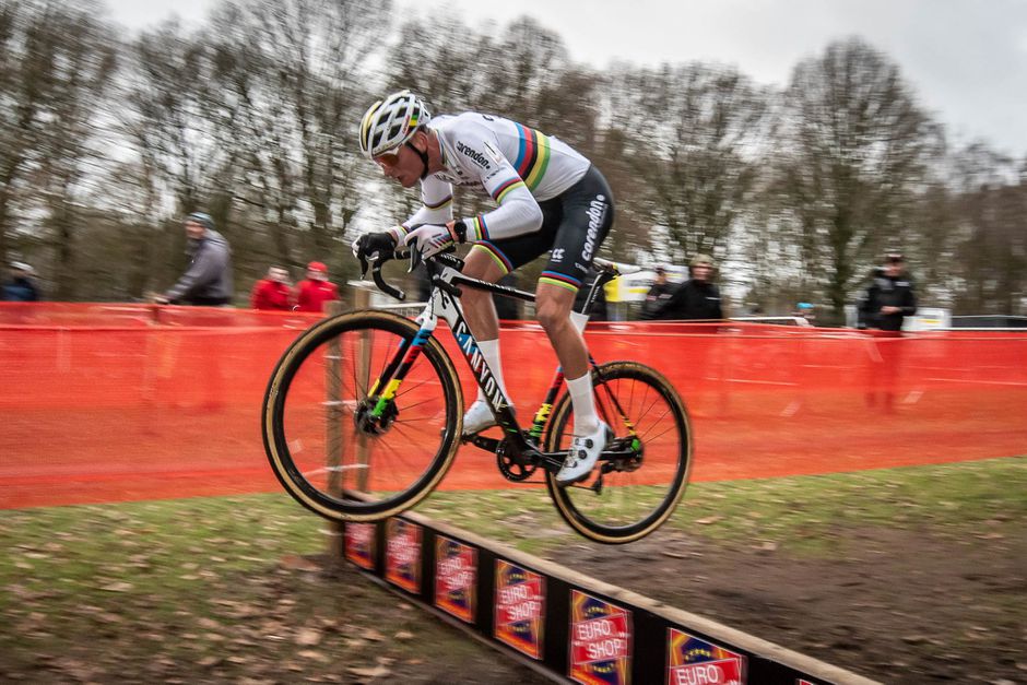 🎥 | Verschrikkelijke cross gaat naar Van der Poel na mooi gevecht