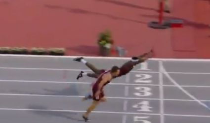In Superman-stijl over de finish! Deze Amerikaanse atleet wint er de wedstrijd mee (video)