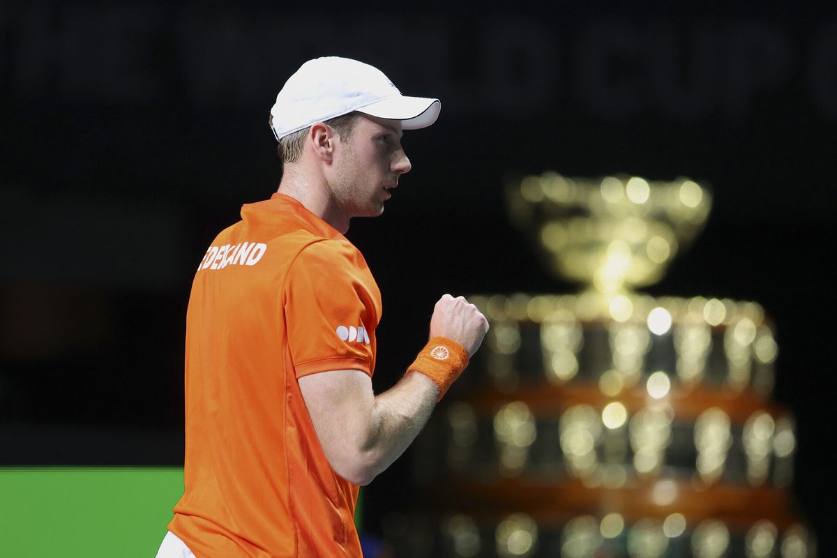 Oranje op voorsprong in Davis Cup Finals: Botic van de Zandschulp wint zenuwslopende partij