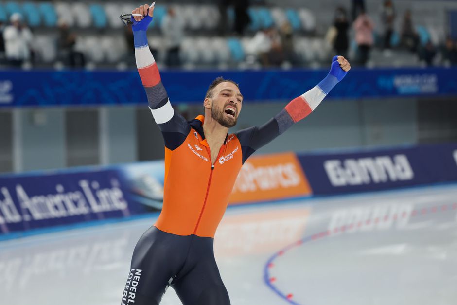Kjeld Nuis snelt naar overwinning, Patrick Roest 2e op 1500 meter in Peking