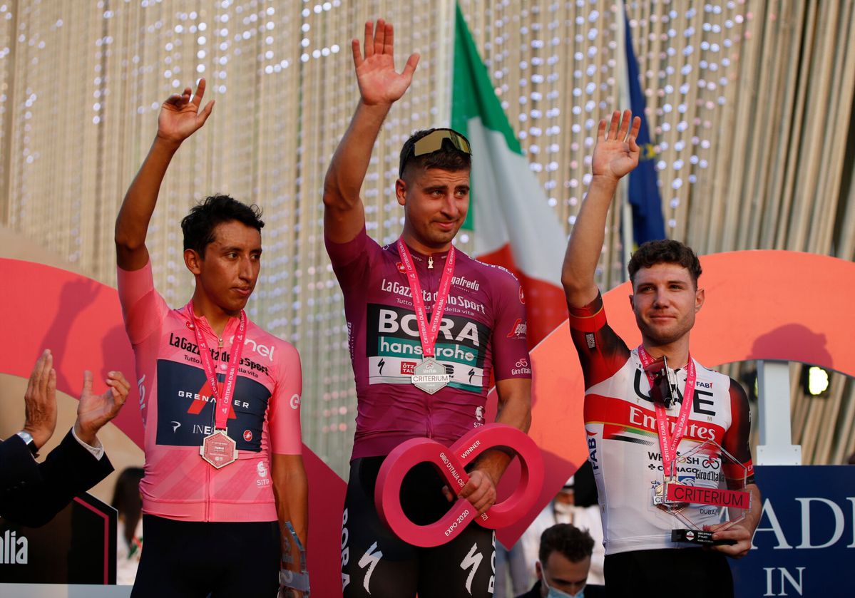 Collega-wielrenners steunen zwaargewonde Egan Bernal: 'Hoop weer met je te koersen'
