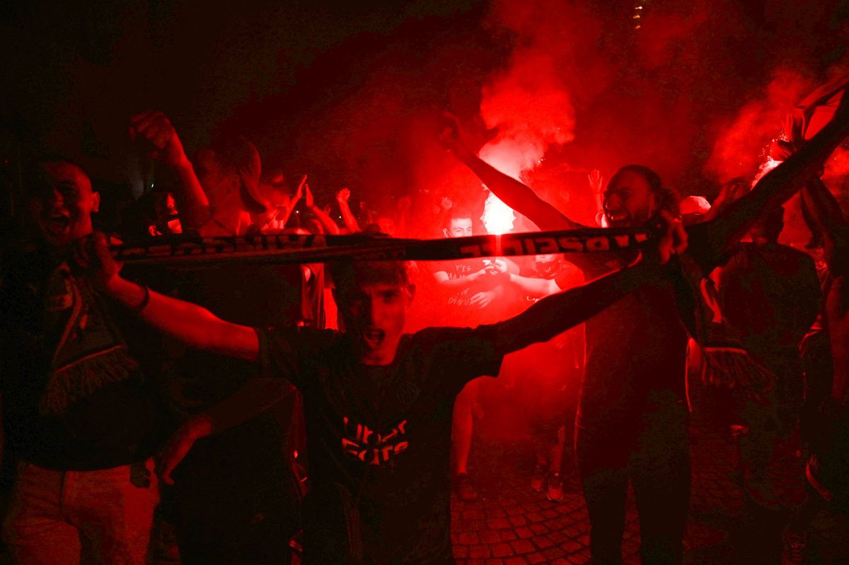😂🔥 | Hooliganhumor: PSG-fan laat om 05.00 uur brandalarm afgaan in spelershotel Barcelona