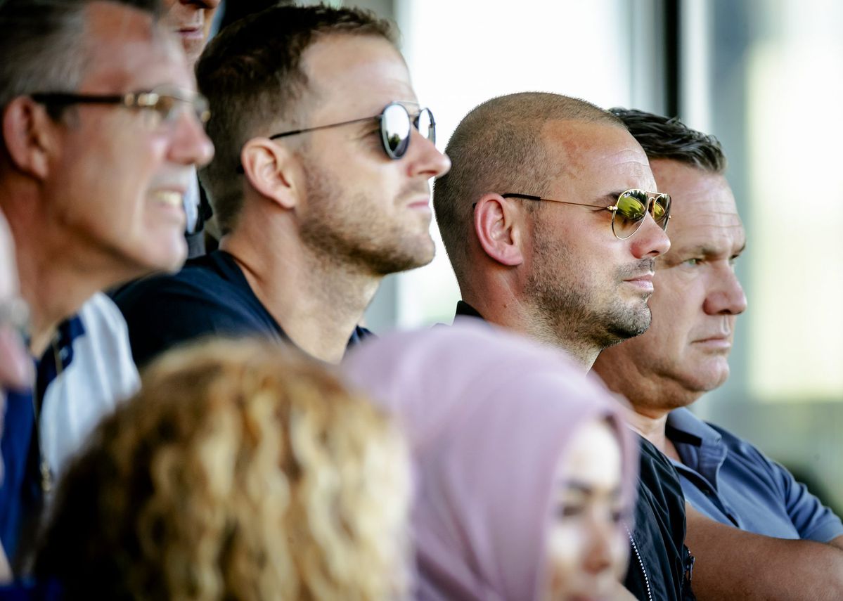 Sneijder op de bank bij hoofdklasser, maar 'zonder zich met opstelling te bemoeien'