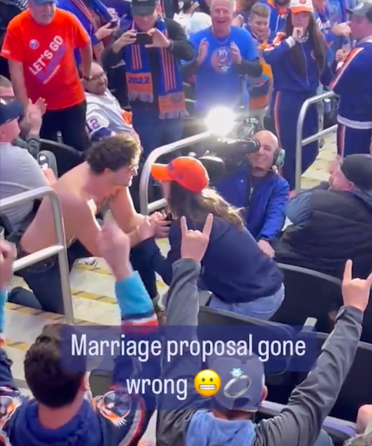 🎥 | Huwelijksaanzoek bij ijshockeywedstrijd mislukt op gigantisch harteloze wijze