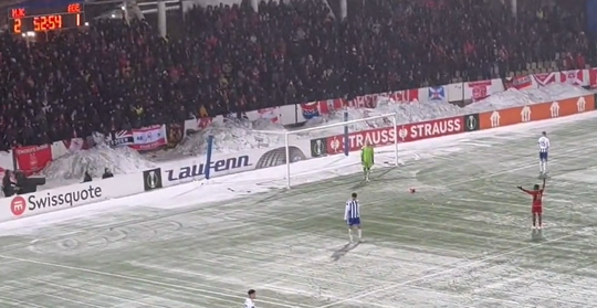 😂🎥 | Geen bekertjes bier maar sneeuwballen gooien bij Helsinki-Aberdeen: scheids staakt de boel