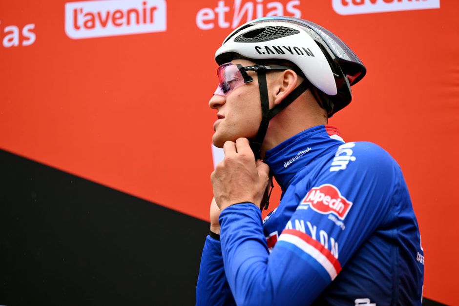 Mathieu van der Poel geeft op in 1e wegwedstrijd sinds WK én laatste van 2022