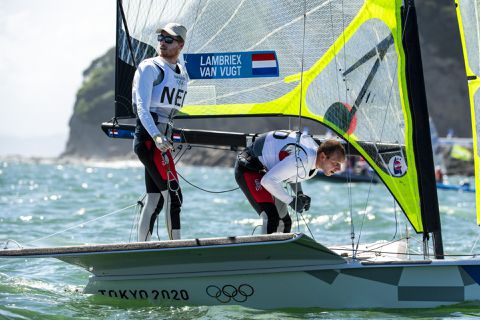 Lambriex en Van de Werken behouden leiding op WK zeilen