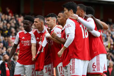 🎥 | Arsenal-spelers steunen neergestoken Pablo Mari na doelpunt